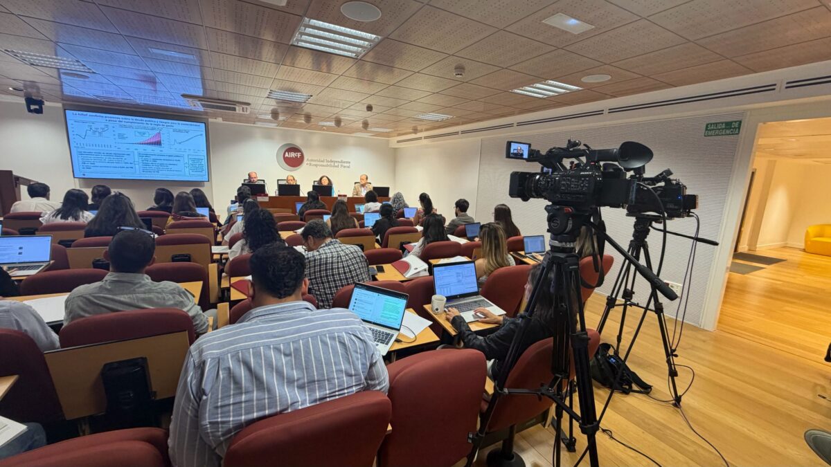rueda-de-prensa-airef–scaled La AIReF advierte: La regla de gasto en pensiones se cumple, pero el riesgo permanece